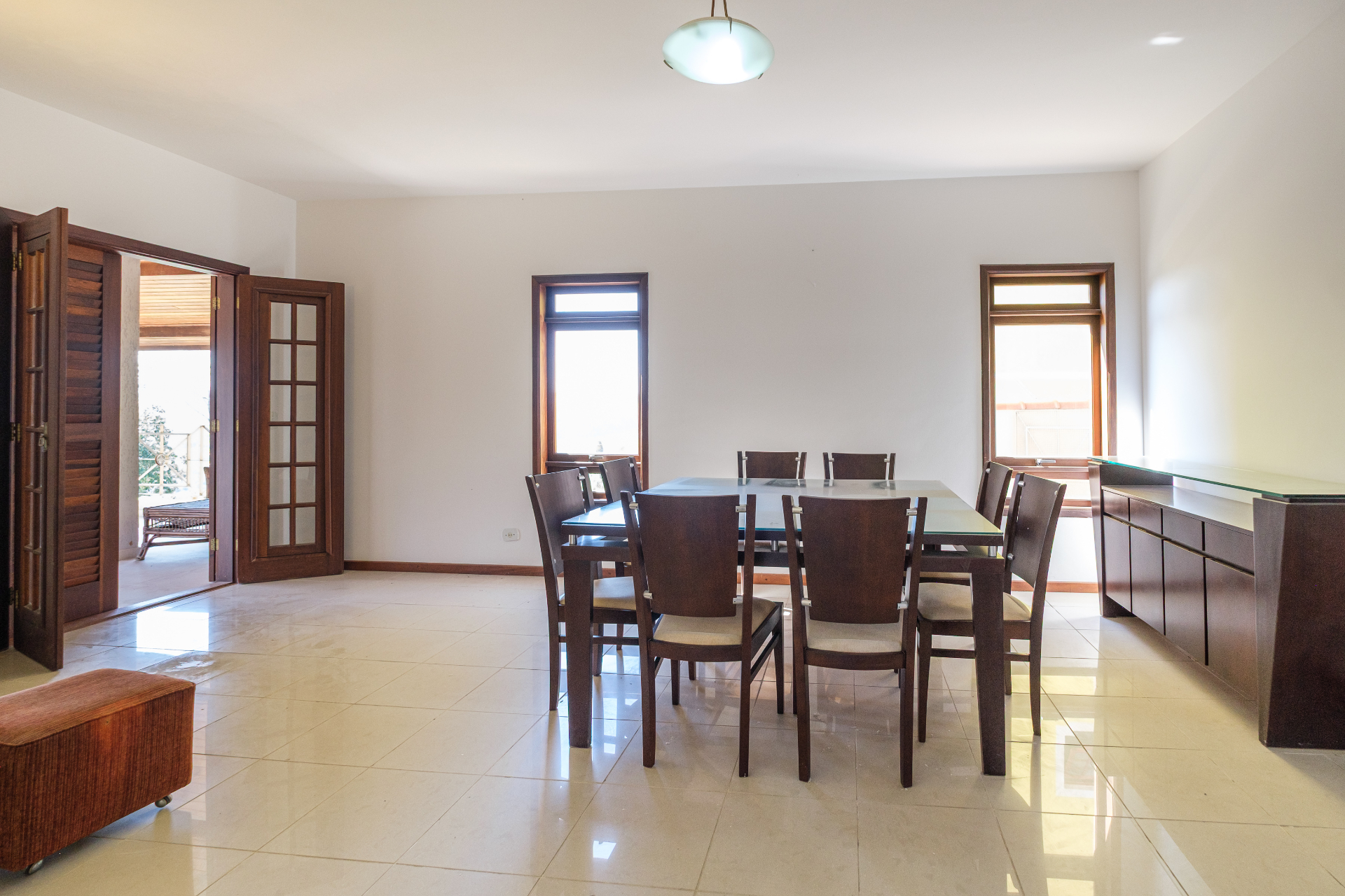 Sala de jantar ampla com mesa para 8 lugares