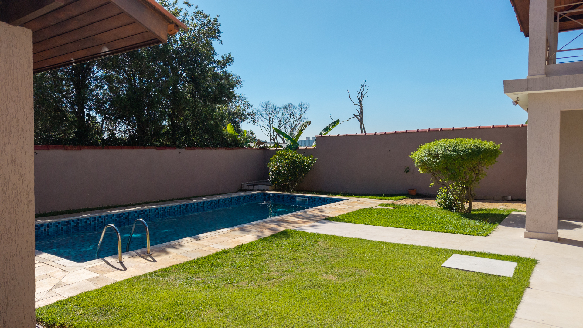 Vista da piscina e jardim