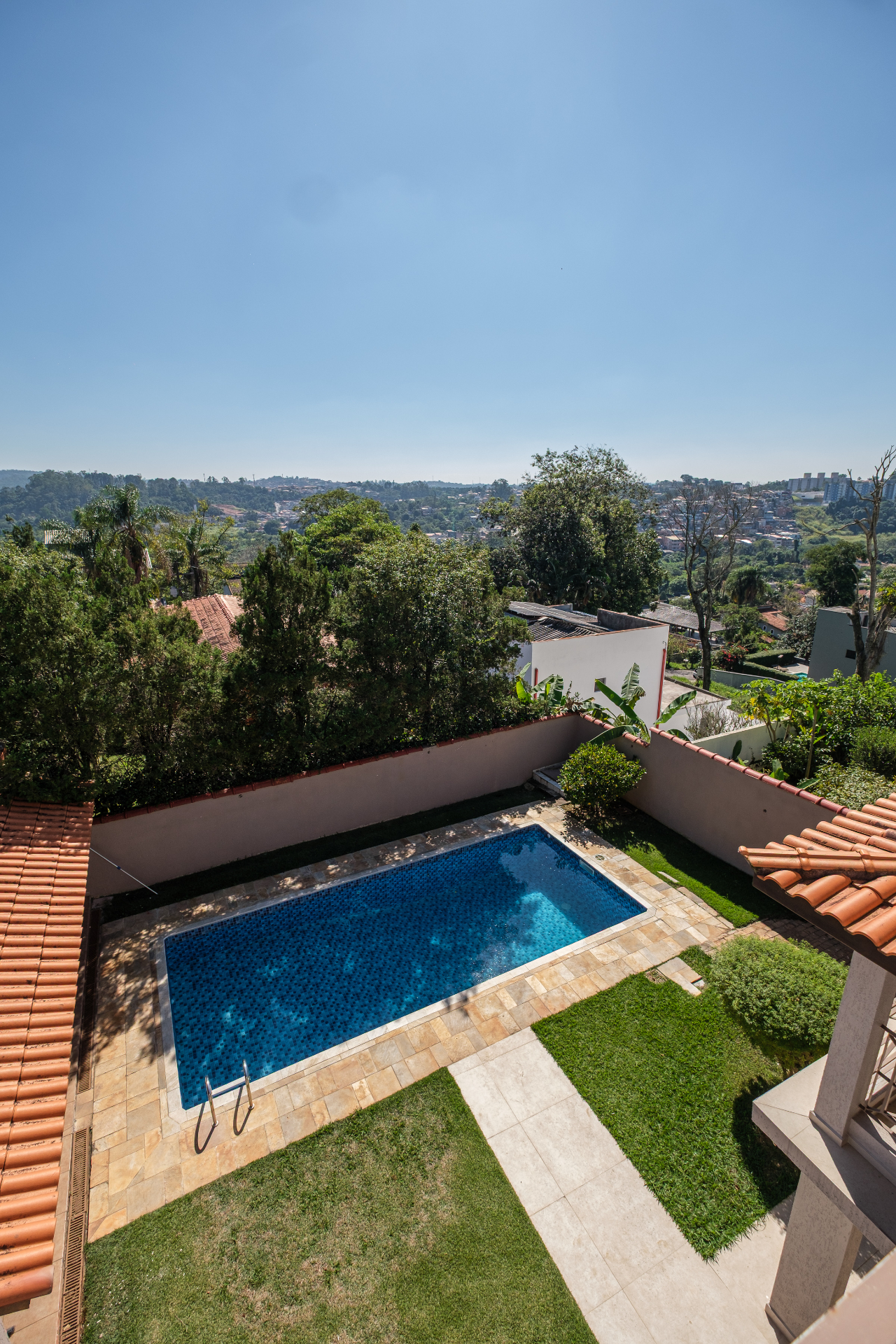 Vista aérea da piscina com horizonte de Cotia