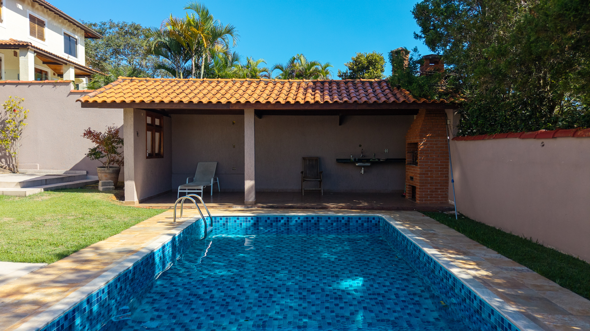 Piscina com espaço gourmet coberto