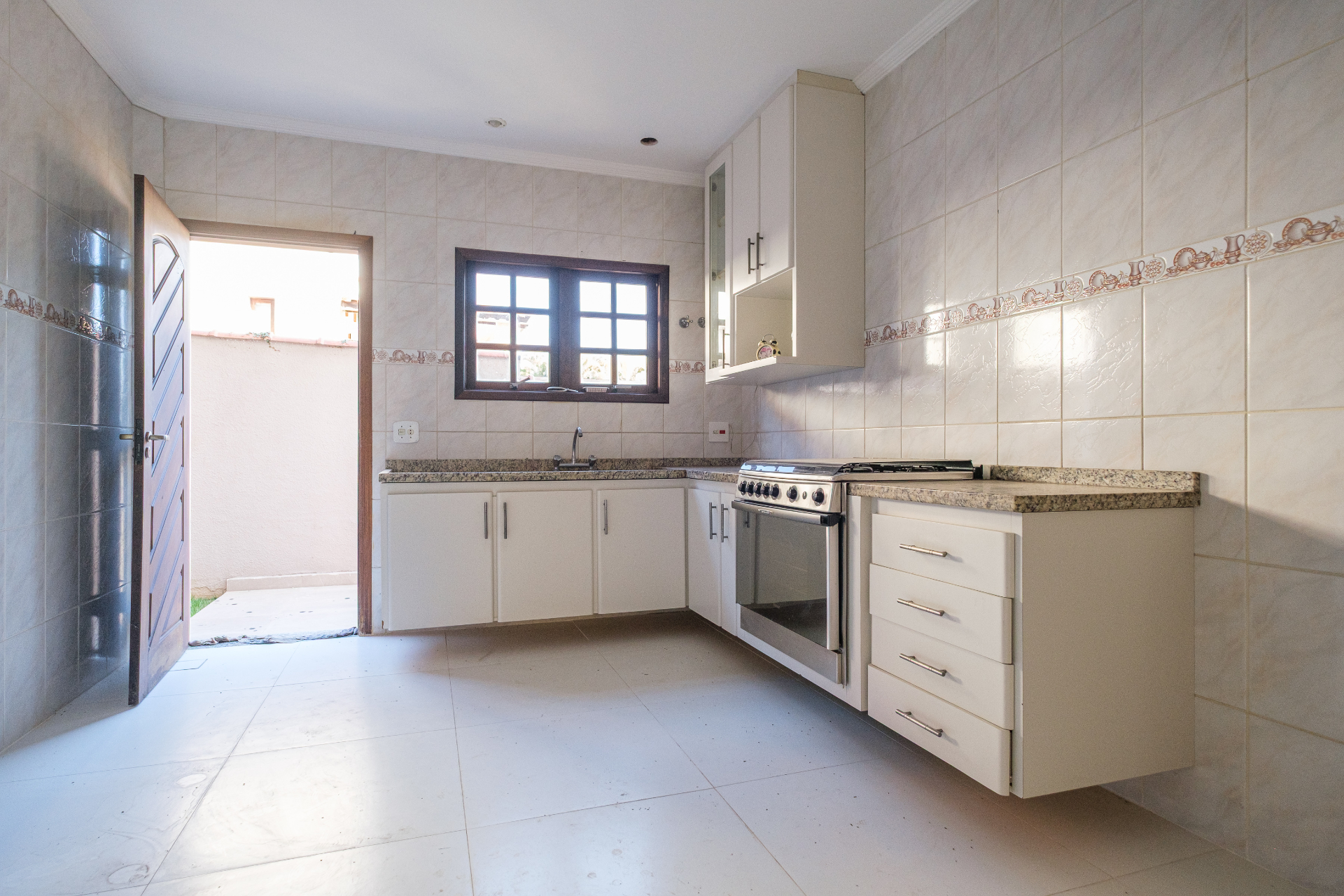Cozinha com fogão 6 bocas e bancada de granito