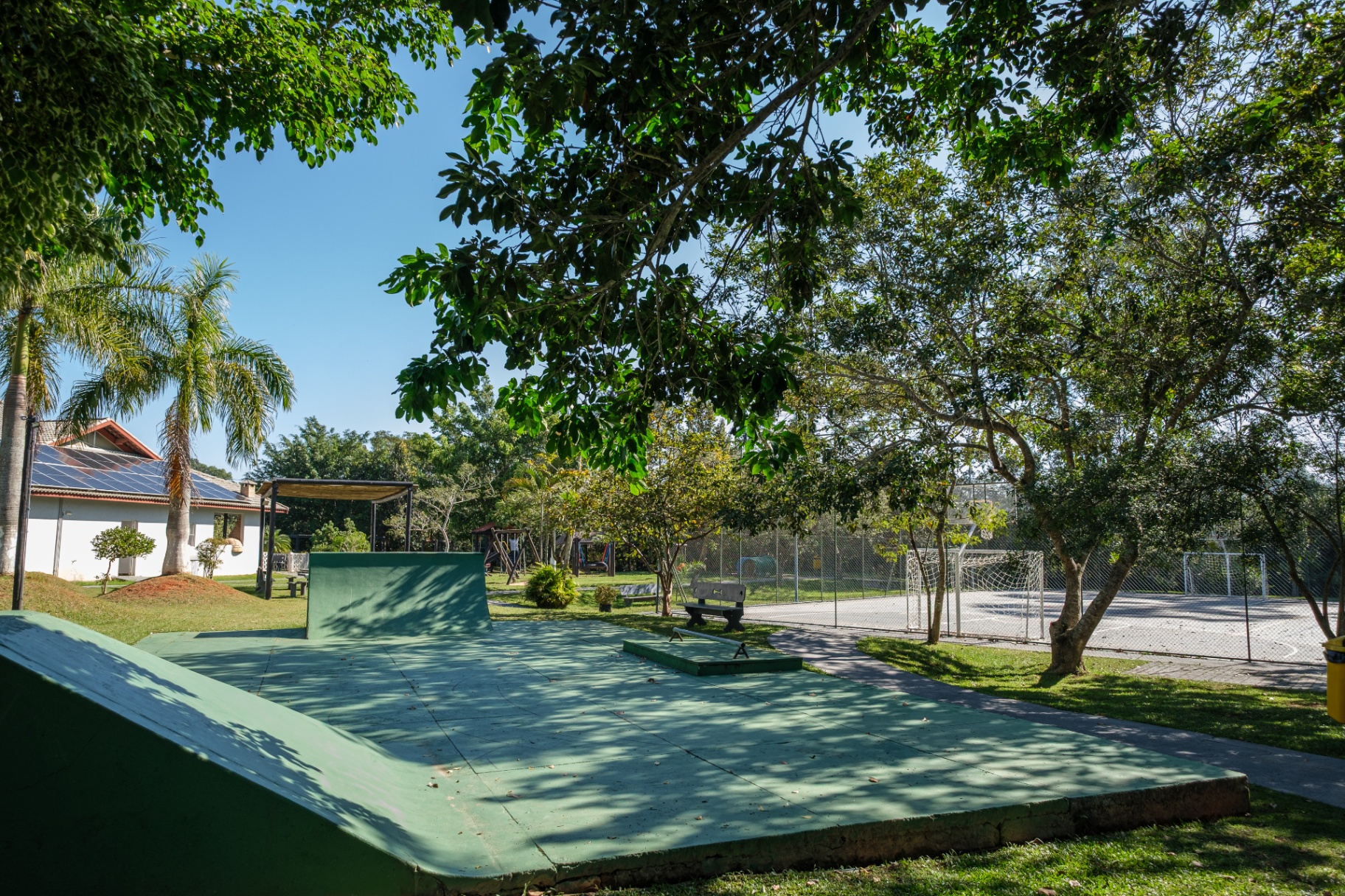 Pista de skate e quadra esportiva